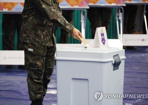 '투표를 명 받았습니다'(논산=연합뉴스) 이주형 기자 = 제21대 대통령선거 사전투표 첫날인 29일 오전 육군훈련소 훈련병·장병들이 충남 논산시 연무읍 제1·2 사전투표소를 찾아 투표하고 있다. 2025.5.29 coolee@yna.co.kr