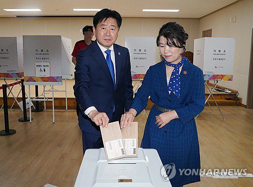 사전투표 하는 오영훈 제주지사(서귀포=연합뉴스) 제21대 대통령 선거 사전투표 첫날인 29일 오영훈 제주지사가 제주 서귀포시 중문동 사전투표소(중문동주민센터)에서 부인 박선희씨와 함께 투표하고 있다. 2025.5.29 [제주도 제공. 재판매 및 DB 금지] koss@yna.co.kr