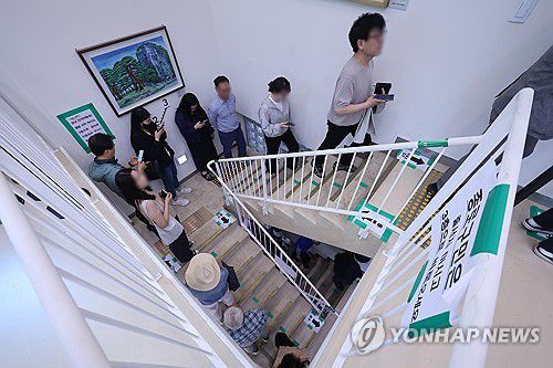 점심시간 맞아 붐비는 사전투표소(서울=연합뉴스) 서대연 기자 = 제21대 대통령 선거 사전투표가 시작된 29일 점심시간 서울 종로구 사직동주민센터에 마련된 사전투표소에 유권자들이 줄을 서 있다. 2025.5.29 dwise@yna.co.kr