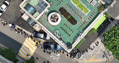 건물 둘러싼 투표 대기줄(서울=연합뉴스) 김성민 기자 = 제21대 대통령선거 사전투표 첫날인 29일 서울 강남구 삼성2동주민센터에 마련된 사전투표소 앞에서 시민들이 줄을 서 기다리고 있다. 2025.5.29 ksm7976@yna.co.kr