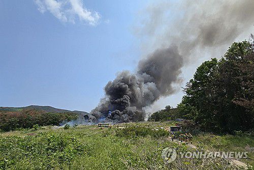 포항서 초계기 추락…치솟는 연기(포항=연합뉴스) 29일 오후 1시 49분께 경북 포항시 남구에서 해군 초계기가 추락해 검은 연기가 치솟고 있다. 2025.5.29 [독자 제공. 재판매 및 DB 금지] haru@yna.co.kr