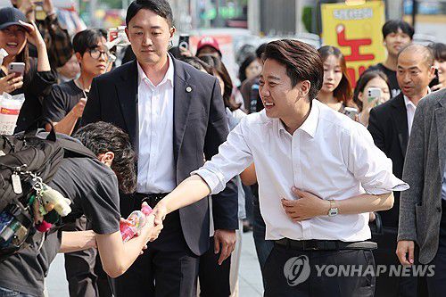 사전투표 첫날, 거리유세 나선 이준석 후보(서울=연합뉴스) 임화영 기자 = 개혁신당 이준석 대선 후보가 제21대 대통령선거 사전투표 첫날인 29일 서울 성북구 안암역 인근에서 거리 유세에 나서고 있다. 2025.5.29 hwayoung7@yna.co.kr