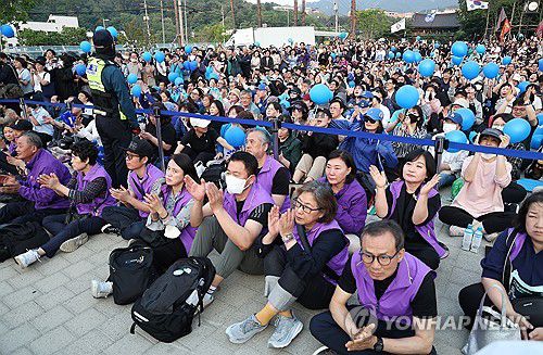 이재명 후보 발언 듣는 이태원 참사 유가족(서울=연합뉴스) 황광모 기자 = 이태원 참사 유가족들이 29일 서울 관악구 관악산 으뜸공원에서 열린 더불어민주당 이재명 대선후보 유세에 참석해 이 후보의 발언을 경청하고 있다. 2025.5.29 hkmpooh@yna.co.kr