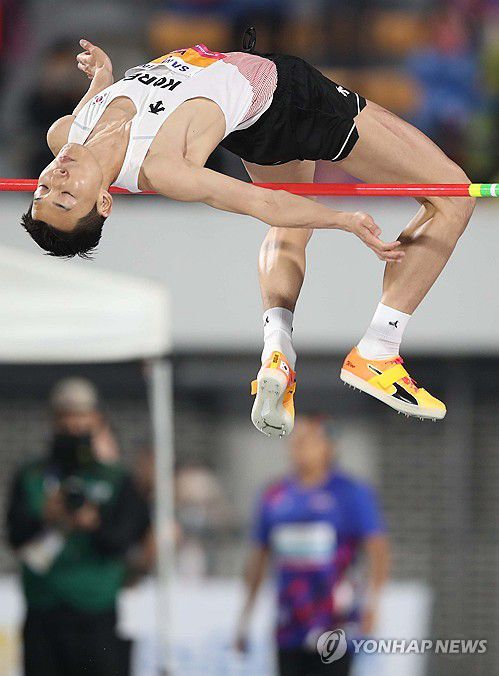 '가볍게'(구미=연합뉴스) 김현태 기자 = 29일 오후 경북 구미시민운동장에서 열린 2025 아시아육상경기선수권대회 남자 높이뛰기 결선에서 우상혁(용인시청)이 경기에 임하고 있다. 2025.5.29 mtkht@yna.co.kr
