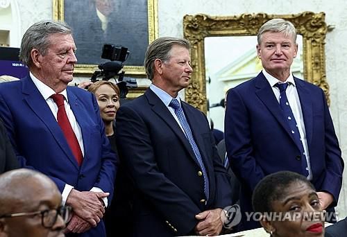 백악관 회담 배석한 남아공 골프 선수 어니 엘스(오른쪽)와 레티프 구센(가운데)[로이터 연합뉴스 자료사진. 재판매 및 DB 금지]