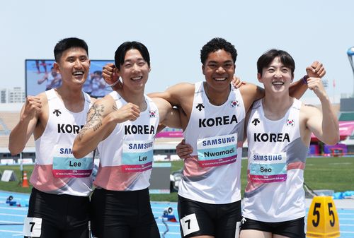 한국 남자 400ｍ 계주팀, 예선 1위로 아시아선수권 결선 진출 (서울=연합뉴스) 30일 경북 구미시민운동장에서 열린 2025 아시아육상경기선수권 남자 400ｍ 계주 1조 예선에서 1위를 차지한 한국 대표 선수들이 경기 뒤 환호하고 있다. 왼쪽부터 이준혁, 이재성, 나마디 조엘진, 서민준. [대한육상연맹 제공. 재판매 및 DB 금지]