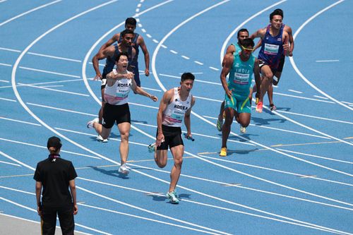 한국 육상 남자 400ｍ 계주팀의 배턴 터치(서울=연합뉴스) 30일 경북 구미시민운동장에서 열린 2025 아시아육상경기선수권 남자 400ｍ 계주 1조 예선에서 한국 이재성이 앵커 이준혁(왼쪽)에 배턴을 넘긴 뒤, 소리치고 있다. [대한육상연맹 제공. 재판매 및 DB 금지]