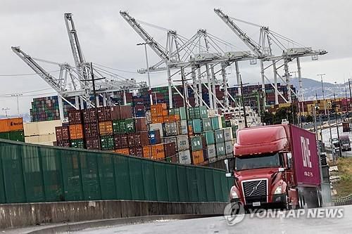 미국 항구에 쌓여있는 컨테이너들[로이터=연합뉴스 자료사진. 재판매 및 DB 금지]