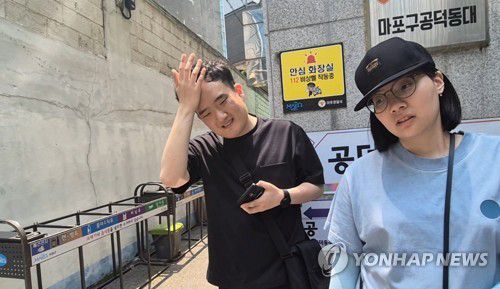 "투표는 어려워요"(서울=연합뉴스) 이승연 기자 = 발달장애인 장하훈(30) 씨가 지난 29일 서울 마포구 공덕동 주민센터 투표소 앞에서 멋쩍은 웃음을 짓고 있다. 2025.5.30 winkite@yna.co.kr