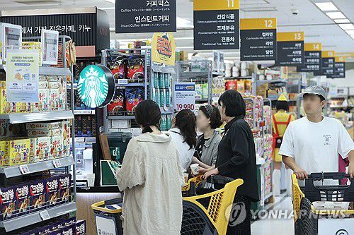 주요 식품기업 1분기 '실적 부진'(서울=연합뉴스) 강민지 기자 = 국내 주요 식품기업들의 올해 1분기 대체로 영업이익이 감소한 것으로 나타났다. 재룟값과 원/달러 상승이 겹쳐 원가 부담이 커진 데다, 내수 침체로 국내 소비는 위축됐기 때문이다. 사진은 16일 서울의 한 대형마트에 진열된 식품류 모습. 2025.5.16 mjkang@yna.co.kr