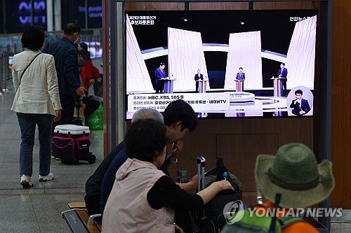 대선 후보 토론 중계방송 지켜보는 시민들(서울=연합뉴스) 서대연 기자 = 제21대 대통령선거 후보 정치분야 TV토론회가 열린 27일 서울역 대합실에서 시민들이 토론회 중계방송을 지켜보고 있다. 2025.5.27 dwise@yna.co.kr