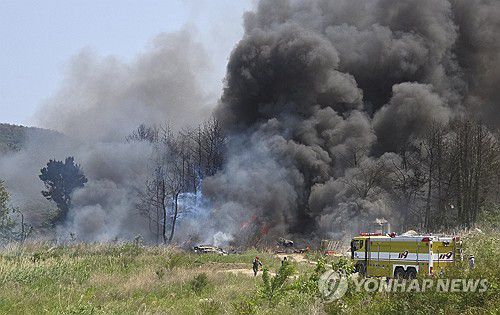 포항서 초계기 추락…치솟는 연기(포항=연합뉴스) 29일 오후 1시 52분께 경북 포항시 남구에서 해군 초계기가 추락해 검은 연기가 치솟고 있다. 2025.5.29 [독자 제공. 재판매 및 DB 금지] haru@yna.co.kr