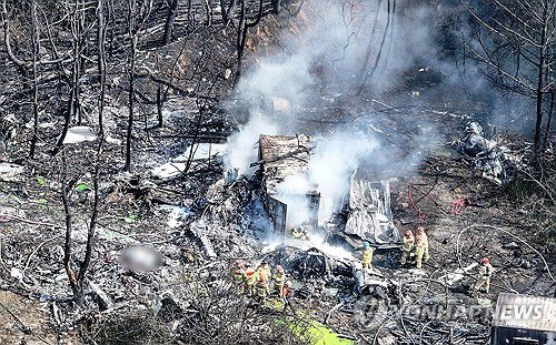 참혹한 포항 해군 초계기 추락 현장(포항=연합뉴스) 윤관식 기자 = 29일 오후 1시 50분께 경북 포항시 남구 동해면 신정리 한 야산에 해군 초계기가 추락한 가운데 군과 소방 당국 등 관계기관이 현장 수습을 하고 있다. 2025.5.29 psik@yna.co.kr