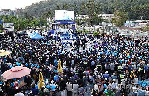 지지 호소하는 이재명 후보(서울=연합뉴스) 황광모 기자 = 더불어민주당 이재명 대선후보가 29일 서울 관악구 관악산 으뜸공원에서 열린 유세에서 지지를 호소하고 있다. 2025.5.29 hkmpooh@yna.co.kr
