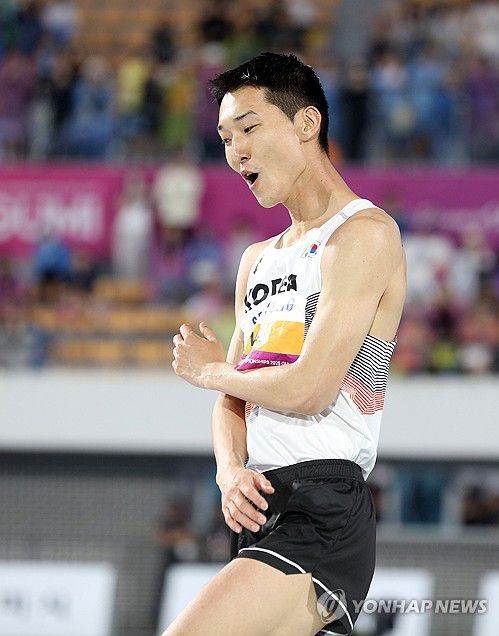 아쉬워하는 우상혁(구미=연합뉴스) 김현태 기자 = 29일 오후 경북 구미시민운동장에서 열린 2025 아시아육상경기선수권대회 남자 높이뛰기 결선에서 우상혁(용인시청)이 2m33을 넘지 못한 뒤 아쉬워하고 있다. 2025.5.30 mtkht@yna.co.kr