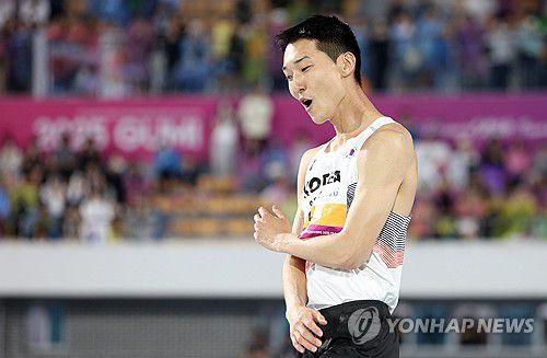 아쉬워하는 우상혁(구미=연합뉴스) 김현태 기자 = 29일 오후 경북 구미시민운동장에서 열린 2025 아시아육상경기선수권대회 남자 높이뛰기 결선에서 우상혁(용인시청)이 2m33을 넘지 못한 뒤 아쉬워하고 있다. 2025.5.30 mtkht@yna.co.kr