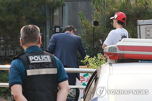 신촌동사전투표소 앞 '부정선거 감시단'(서울=연합뉴스) 신현우 기자 = 21대 대통령 선거 사전투표 둘째날인 30일 서울 서대문구 구 신촌동주민센터에 마련된 신촌동사전투표소에서 부정선거를 주장하는 시민들이 스마트폰으로 영상을 촬영하고 있다.     전날 이 투표소에서 투표용지가 외부로 반출되는 일이 발생해 중앙선거관리위원회가 관리부실 책임을 인정하며 대국민 사과문을 발표한 바 있다. 2025.5.30 nowwego@yna.co.kr