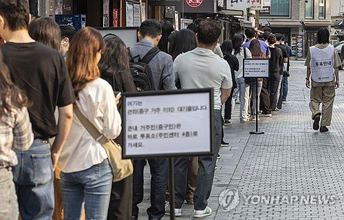 21대 대선 사전투표 이틀째, 아침부터 붐비는 사전투표소(서울=연합뉴스) 황광모 기자 = 21대 대통령선거 사전투표 이틀째인 30일 오전 서울 중구 소공동 주민센터에 마련된 사전투표소가 회사 출근길에 투표하려는 시민들로 붐비고 있다. 2025.5.30 hkmpooh@yna.co.kr