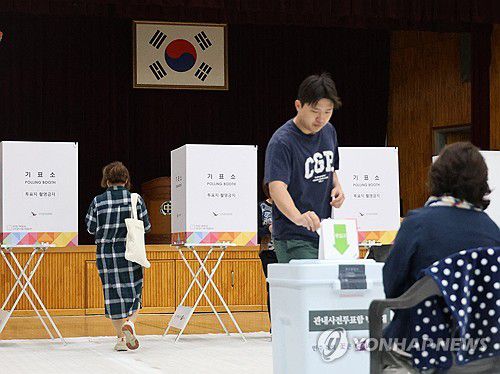 사전투표 이틀째, 대전에서도 한표(대전=연합뉴스) 이주형 기자 = 21대 대통령선거 사전투표 이틀째인 30일 오전 대전 유성구 어은중학교에 마련된 사전투표소에서 시민들이 투표하고 있다. 2025.5.30 coolee@yna.co.kr