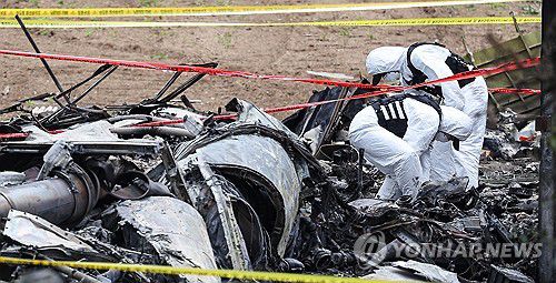 해군, 초계기 추락 현장 감식(포항=연합뉴스) 윤관식 기자 = 30일 경북 포항시 동해면 해군 초계기 추락 현장에서 해군 관계자들이 현장 감식을 하고 있다. 2025.5.30 psik@yna.co.kr