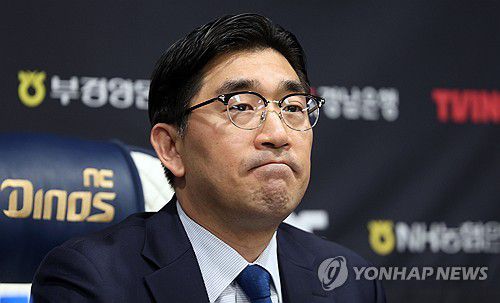 NC다이노스 이진만 대표(창원=연합뉴스) 김동민 기자 = NC다이노스 이진만 대표가 30일 오후 경남 창원시 마산회원구 창원NC파크에서 취재진 질문을 경청하고 있다.     이 대표는 이날 야구장 재개장과 관련한 구단 입장과 향후 대처 방안에 대해 브리핑했다. 2025.5.30 image@yna.co.kr