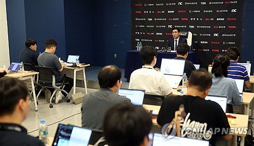 NC 연고지 이전 가능성 언급(창원=연합뉴스) 김동민 기자 = NC다이노스 이진만 대표가 30일 오후 경남 창원시 마산회원구 창원NC파크에서 야구장 재개장 등과 관련한 브리핑 하고 있다. 2025.5.30 image@yna.co.kr