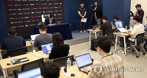 NC 연고지 이전 가능성 언급(창원=연합뉴스) 김동민 기자 = NC다이노스 이진만 대표가 30일 오후 경남 창원시 마산회원구 창원NC파크에서 야구장 재개장 등과 관련한 브리핑 하고 있다. 2025.5.30 image@yna.co.kr