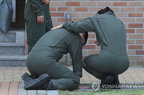 동료 잃고 오열하는 해군(포항=연합뉴스) 윤관식 기자 = 30일 경북 포항시 남구 해군 항공사령부 체육관에 마련된 '해군 P-3CK 917호기 순직자 합동분향소'에서 순직 해군의 동료들이 조문을 마치고 슬퍼하고 있다. 2025.5.30 psik@yna.co.kr
