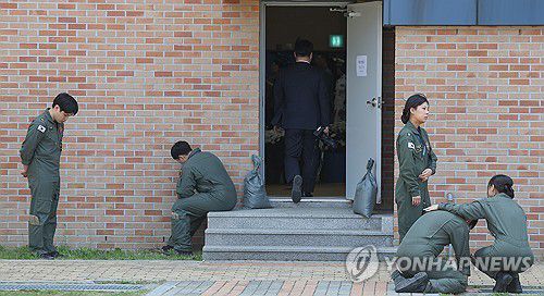 동료 잃고 오열하는 해군(포항=연합뉴스) 윤관식 기자 = 30일 경북 포항시 남구 해군 항공사령부 체육관에 마련된 '해군 P-3CK 917호기 순직자 합동분향소'에서 순직 해군의 동료들이 조문을 마치고 슬퍼하고 있다. 2025.5.30 psik@yna.co.kr