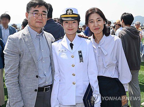 우리는 해군 가족(창원=연합뉴스) 30일 경남 창원시 진해구 해군사관학교에서 열린 제138기 해군·해병대 사관후보생 수료 및 임관식에서 허재원 소위가 가족과 밝은 표정을 짓고 있다.     허 소위는 제1연평해전에 참전한 허욱 예비역 대령의 차녀로, 언니 허정현 해군 중위에 이어 해군복을 입었다.     근조 리본은 전날 헬기 사고로 순직한 동료를 추모하기 위해 부착한 것이다. 2025.5.30 [해군 제공. 재판매 및 DB 금지] image@yna.co.kr