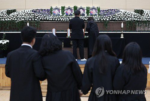 오열하는 순직 해군 유족(포항=연합뉴스) 윤관식 기자 = 30일 경북 포항시 남구 해군 항공사령부 체육관에 마련된 '해군 P-3CK 917호기 순직자 합동분향소'에서 순직 해군 유족들이 오열하고 있다. 2025.5.30 psik@yna.co.kr
