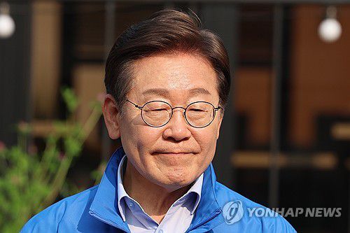 취재진 질문 받는 이재명 대선 후보(원주=연합뉴스) 김주성 기자 = 더불어민주당 이재명 대선 후보가 30일 강원도 원주시 반곡동 원주행복마당에에서 유세를 마친 뒤 취재진의 질문을 받고 있다. 2025.5.30 utzza@yna.co.kr