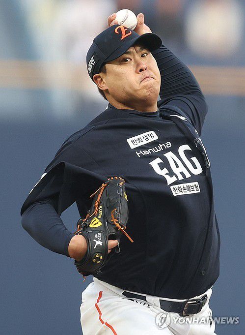 30일 선발 한화 류현진(창원=연합뉴스) 김동민 기자 = 30일 경남 창원NC파크에서 열린 프로야구 2025 신한 SOL 뱅크 KBO리그 한화이글스와 NC다이노스 경기. 1회 말 한화 선발 류현진이 역투하고 있다.          NC다이노스 홈구장인 창원NC파크에서의 경기는 구조물 낙하 사망 사고 이후 62일이다. 2025.5.30 image@yna.co.kr