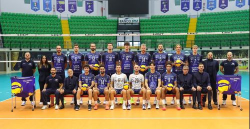 이탈리아 몬차 선수단. 이우진은 앞줄 오른쪽에서 4번째.[몬차 구단 홈페이지 캡처. 재판매 및 DB 금지]