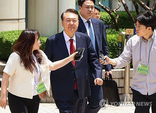 5차 오전 공판 마친 윤 전 대통령    (서울=연합뉴스) 윤석열 전 대통령이 26일 서울 서초구 서울중앙지방법원에서 열린 내란 우두머리 혐의ㆍ직권남용 권리행사 방해 혐의 사건 5차 오전 공판을 마친 후 차량으로 향하고 있다. 2025.5.26 [사진공동취재단]     photo@yna.co.kr