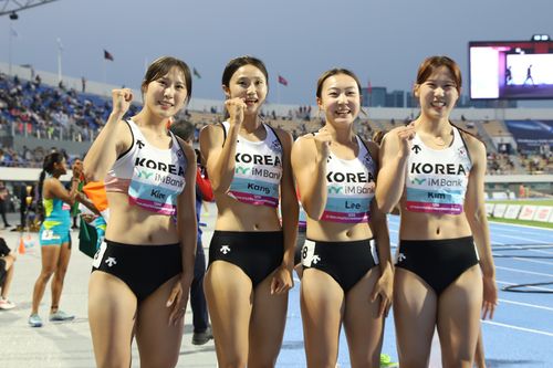 한국 기록을 11년 만에 바꿔놓은 여자 400ｍ 계주 대표팀(서울=연합뉴스) 31일 경북 구미시민운동장에서 열린 2025 아시아육상경기선수권대회 여자 400ｍ 결선에서 44초45의 한국 신기록을 세운 대표팀이 기념 촬영을 하고 있다. 왼쪽부터 김소은, 강다슬, 이은빈, 김다은. [대한육상연맹 제공. 재판매 및 DB금지]
