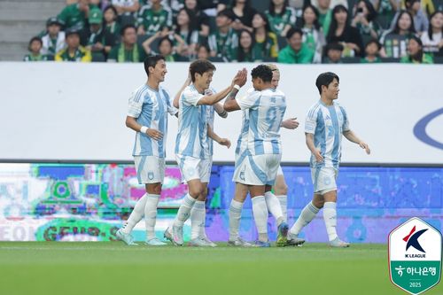 이청용의 선제골에 기뻐하는 울산 선수들[한국프로축구연맹 제공. 재판매 및 DB 금지]