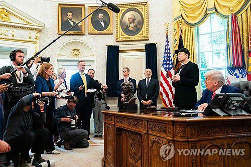 30일 기자회견하는 트럼프 대통령과 일론 머스크[AFP 연합뉴스. 재판매 및 DB 금지]