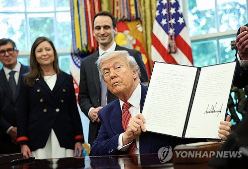 집무실서 행정명령 서명한 트럼프 미국 대통령[EPA=연합뉴스 자료사진]