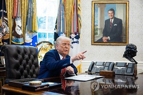 백악관 집무실의 트럼프 대통령[UPI=연합뉴스 자료사진. 재판매 및 DB 금지]