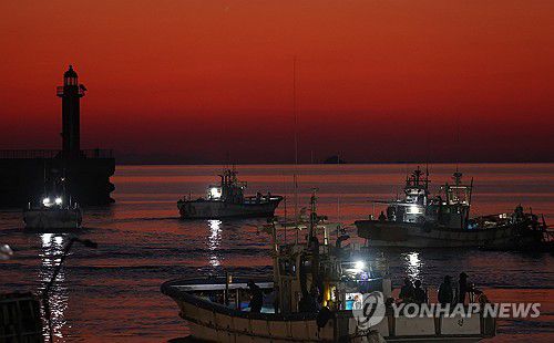 새벽부터 출항하는 연평도 어선들[연합뉴스 자료사진]