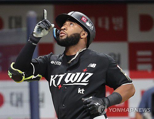 kt 로하스 솔로 홈런(서울=연합뉴스) 박동주 기자 = 16일 서울 고척스카이돔에서 열린 프로야구 kt wiz와 키움 히어로즈의 경기.     7회초 1사에서 kt 로하스가 홈런을 날리고 기뻐하고 있다. 2024.7.16 pdj6635@yna.co.kr