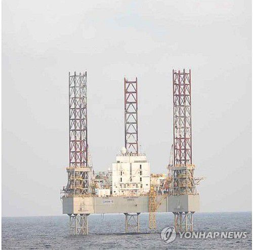 중국이 서해에 설치한 석유시추설비 형태 구조물(서울=연합뉴스) 한중 양국의 200해리 배타적경제수역(EEZ)이 겹치는 서해 잠정조치수역에 중국이 2022년 일방적으로 관리시설이라며 설치한 석유 시추설비 형태의 구조물 사진을 국민의힘 엄태영 의원이 24일 공개했다.  2025.4.24  [엄태영 의원실 제공. 재판매 및 DB 금지] photo@yna.co.kr