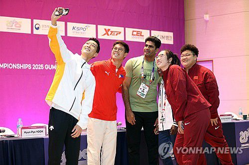 '모두 함께 스마일'(구미=연합뉴스) 김현태 기자 = 2025 구미 아시아육상경기선수권대회가 하루 앞으로 다가온 26일 오후 경북 구미시 구미복합스포츠센터에서 열린 대회 기자회견에서 우상혁(용인시청)이 기자회견에 참석한 선수들과 사진을 찍고 있다. 사진왼쪽부터 우상혁, 어니스트 존 오비에나, 아르샤드 나딤, 펑빈, 송지아위안. 2025.5.26 mtkht@yna.co.kr