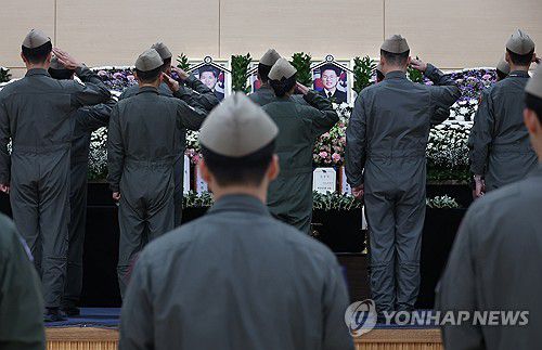 해군 동료 잃은 슬픔(포항=연합뉴스) 박세진 기자 = 31일 경북 포항시 남구 해군 항공사령부 체육관에 마련된 '해군 P-3CK 917호기 순직자 합동분향소'에서 순직 해군의 동료들이 조문하고 있다. 2025.5.31 psjpsj@yna.co.kr