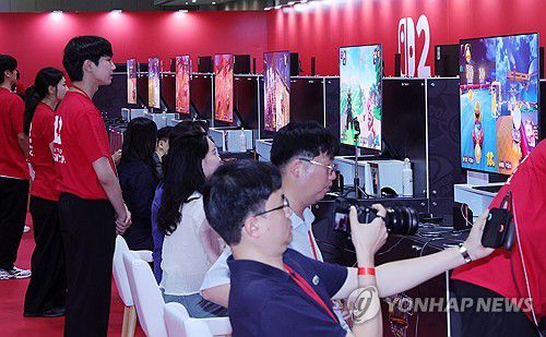 '닌텐도 스위치2' 체험(고양=연합뉴스) 김병만 기자 = 31일 경기도 고양 킨텍스 제1전시장에서 게임 마니아들이 '닌텐도 스위치 2'를 직접 체험하고 있다. '닌텐도 스위치 2'는 닌텐도가 8년 만에 내놓는 '닌텐도 스위치' 후속 야심작이다.2025.5.31 kimb01@yna.co.kr