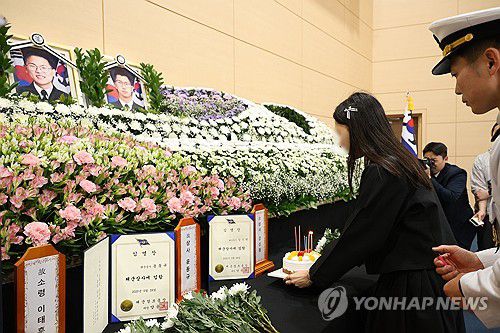 영정사진 앞 놓인 생일 케이크(포항=연합뉴스) 황수빈 기자 = 31일 경북 포항시 남구 해군 항공사령부 체육관에 마련된 합동분향소에서 고 강신원(25) 상사의 유족이 강 상사의 음력 생일을 맞아 생일 케이크를 준비하고 있다. 2025.5.31 hsb@yna.co.kr