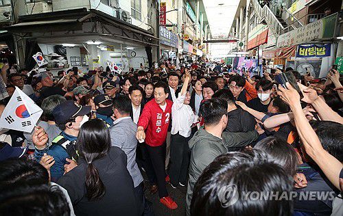 대구 시민에게 인사하는 박근혜(대구=연합뉴스) 김현태 기자 = 박근혜 전 대통령이 31일 오후 대구 중구 서문시장을 방문해 시민들에게 손을 흔들며 인사하고 있다. 2025.5.31 mtkht@yna.co.kr