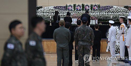 순직 해군 합동분향소에 이어지는 발걸음(포항=연합뉴스) 윤관식 기자 = 31일 경북 포항시 남구 해군 항공사령부 체육관에 마련된 '해군 P-3CK 917호기 순직자 합동분향소'에 조문객들의 발걸음이 이어지고 있다. 2025.5.31 psik@yna.co.kr