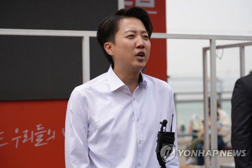 취재진 질문에 답하는 이준석 후보(서울=연합뉴스) 개혁신당 이준석 대선 후보가 31일 인천 중구 월미도에서 취재진 질문에 답하고 있다. 2025.5.31 [개혁신당 제공. 재판매 및 DB 금지] photo@yna.co.kr